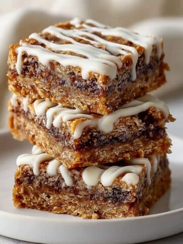 Delicious and easy banana brownie pin featuring a fudgy chocolate brownie topped with smooth chocolate frosting and fresh banana slices on a plate.